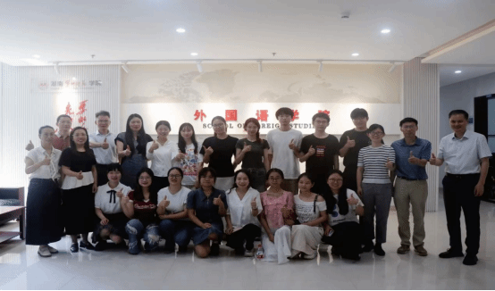 青春续华章，逐梦再出发 —— 88看球(中国)官方网站
召开 2025 届毕业生代表座谈会